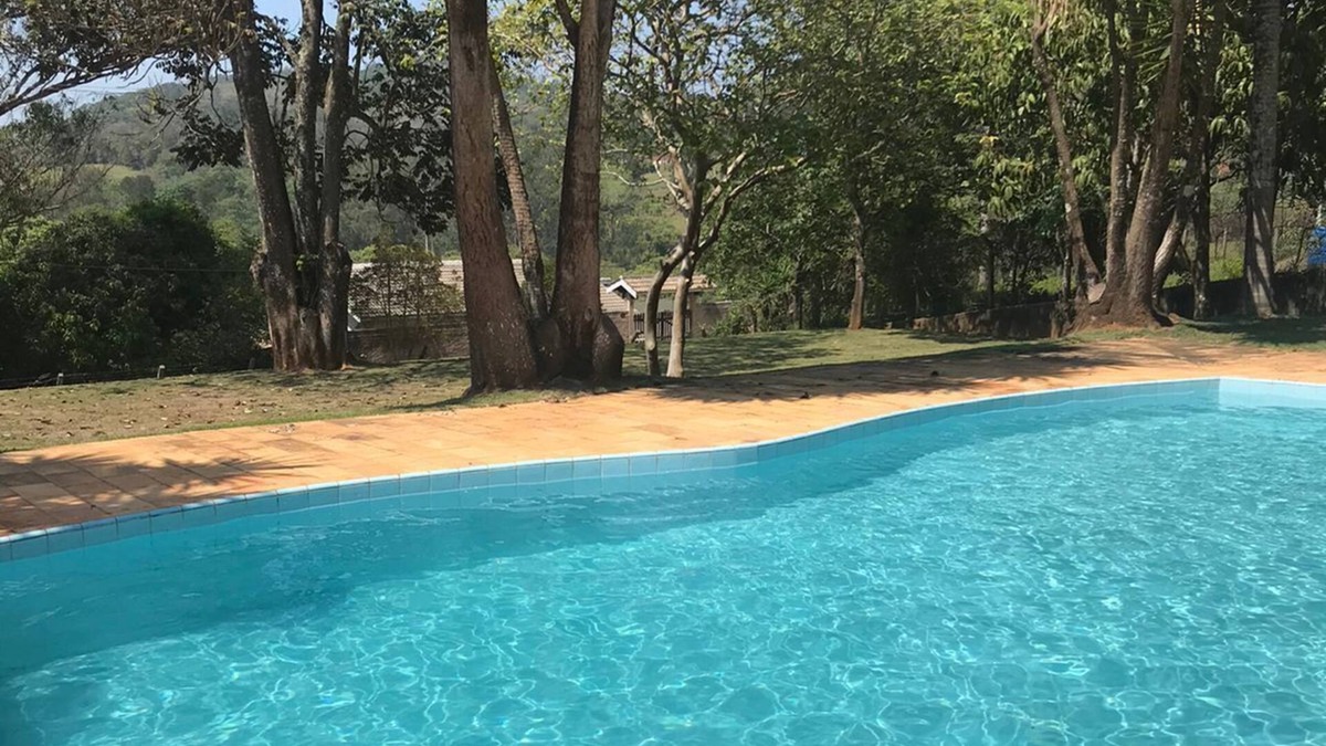 Bairro Canedos House | Spacious house for family moments with barbecue, fireplace and pool.