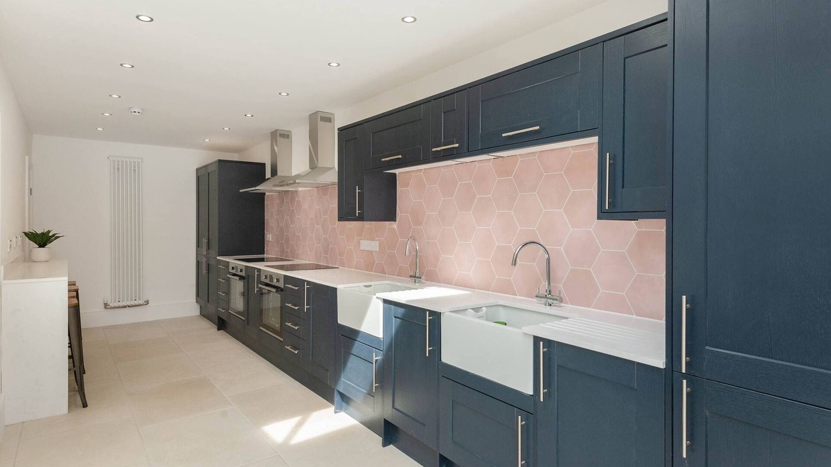 Gloucester House | Spacious House, Private Parking & Garden