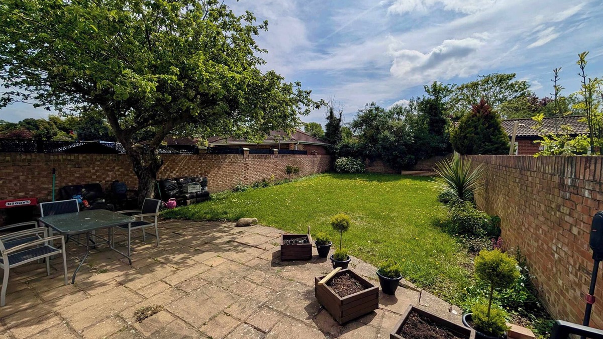 Heston House | Spacious House With Amazing Backyard and Parking
