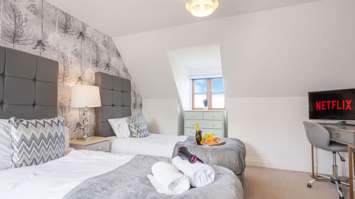 Milton Keynes House | Spacious House in Prime Location Driveway Parking Smart TVs Fast WiFi