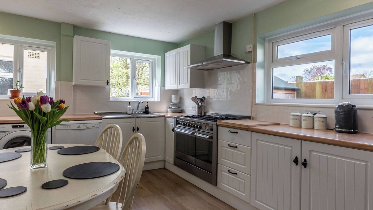 Earls Barton House | Spacious house in the popular Northamptonshire village of Earls Barton.