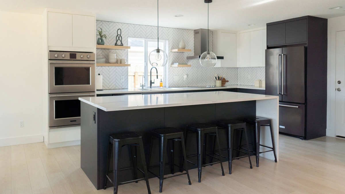 Mill Plain House | Spacious house in Vancouver with Private Movie Theater and Golf Simulator!