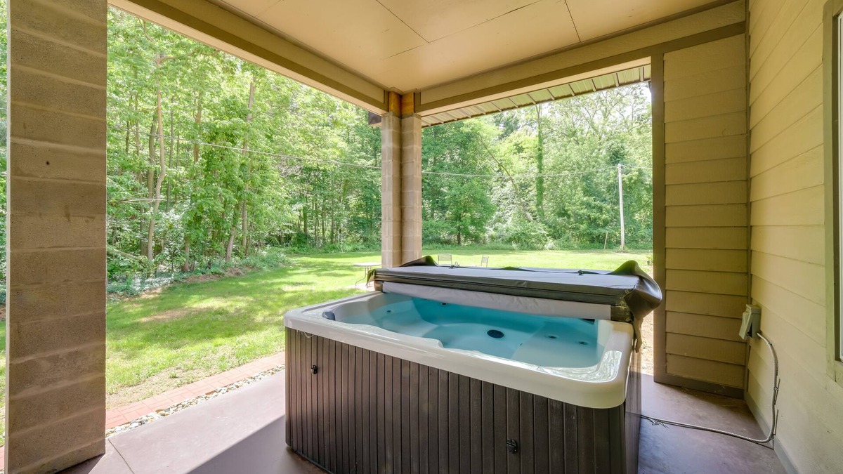 Harbert House | Spacious House on Half Acre < 3 Mi to Beach!