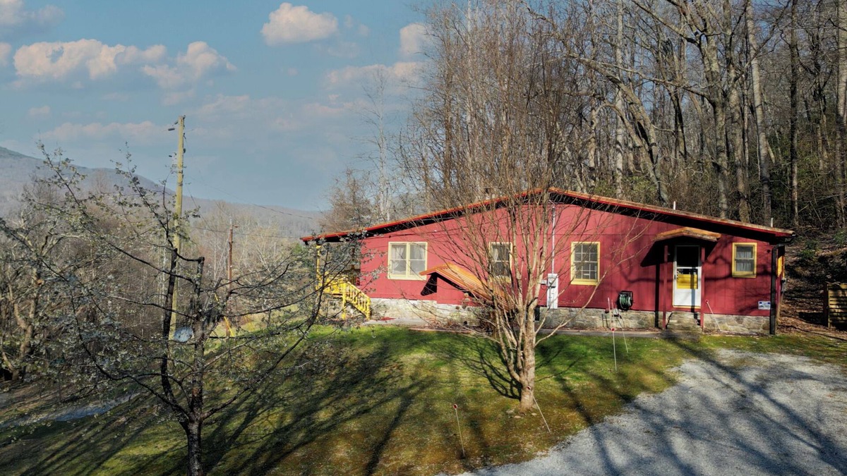 Gerton House | Spacious House, PERFECT Location,17 Miles to Asheville, Pets,View!