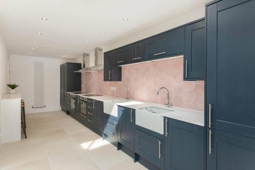 Gloucester House | Spacious House Private Parking & Garden
