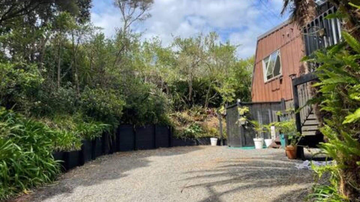 Raglan House | Spacious house, Sea & bush View, 2 mins to Bay, Large Deck.