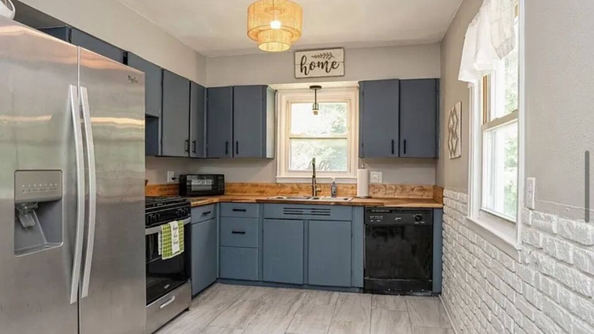 Des Moines House | Spacious house sleeps 12 in Des Moines, pet & family friendly
