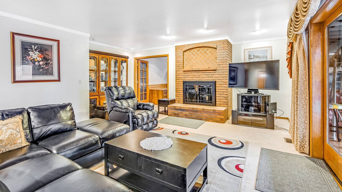 Federal Way House | Spacious house w/basketball court surrounded by trees & great location!