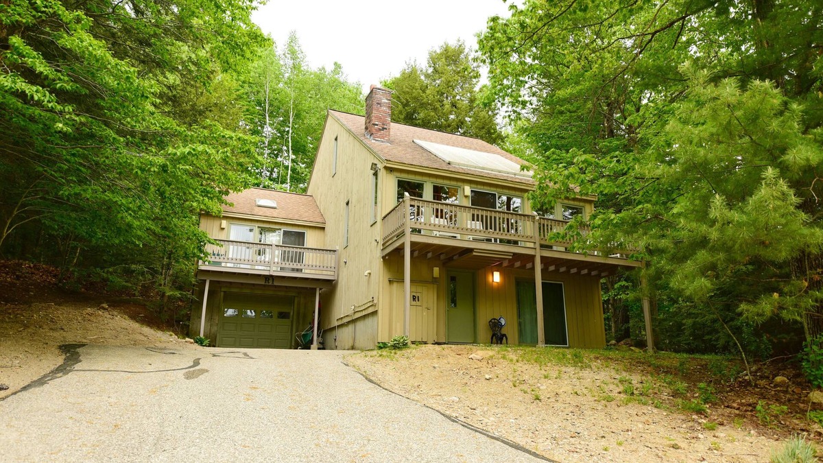 North Conway House | Spacious House w/Outdoor Fire Pit, 5 Min. Drive to Downtown N. Conway!