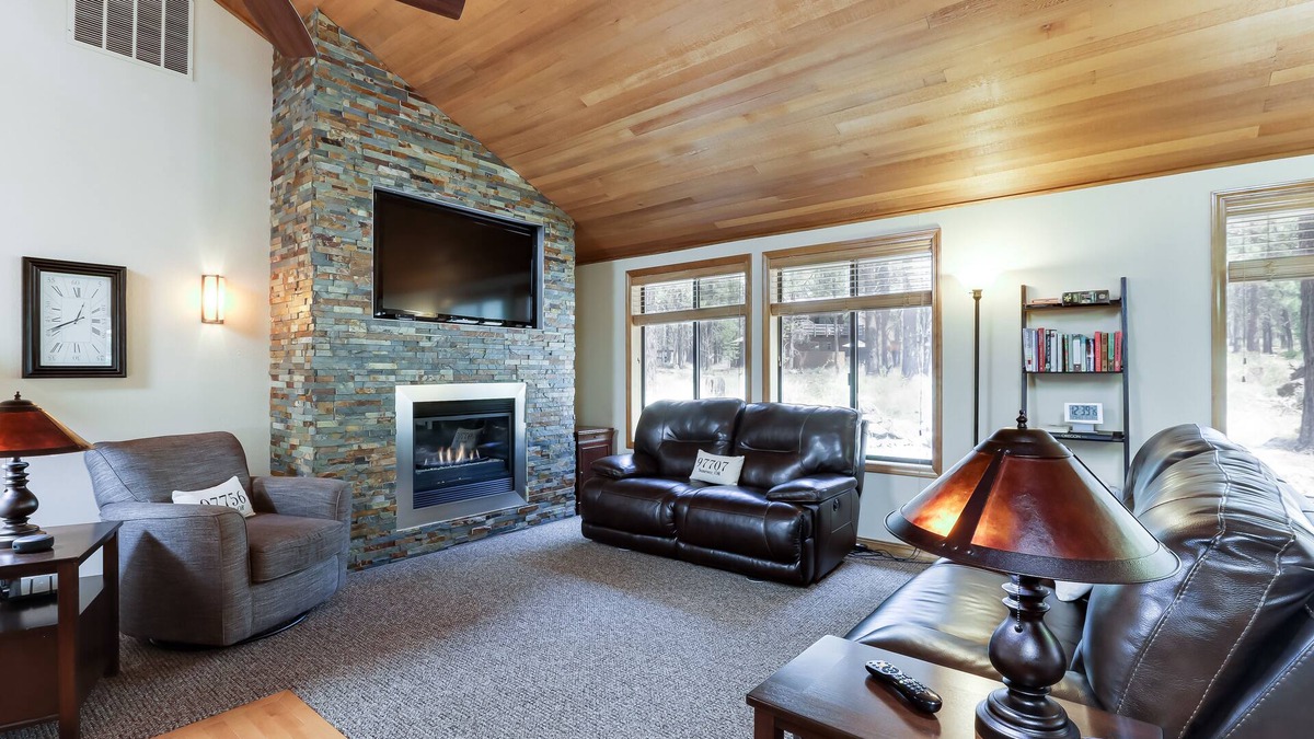 Overlook Park House | Spacious house w/shared hot tub & pool, SHARC access, and private gas grill