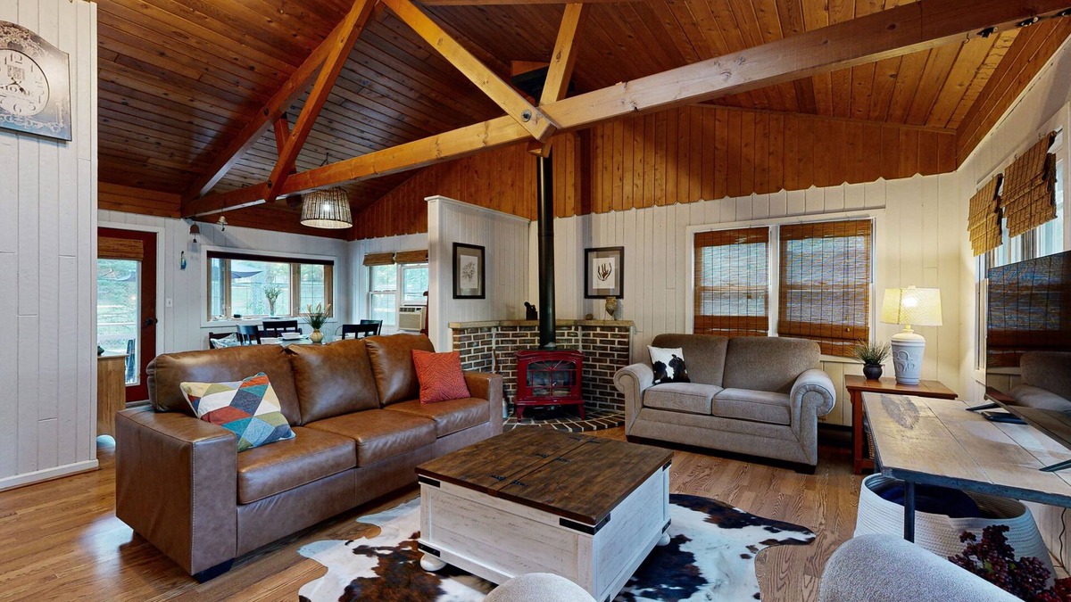 Iron Mountain House | Spacious house with free wifi, private W/D + near downtown