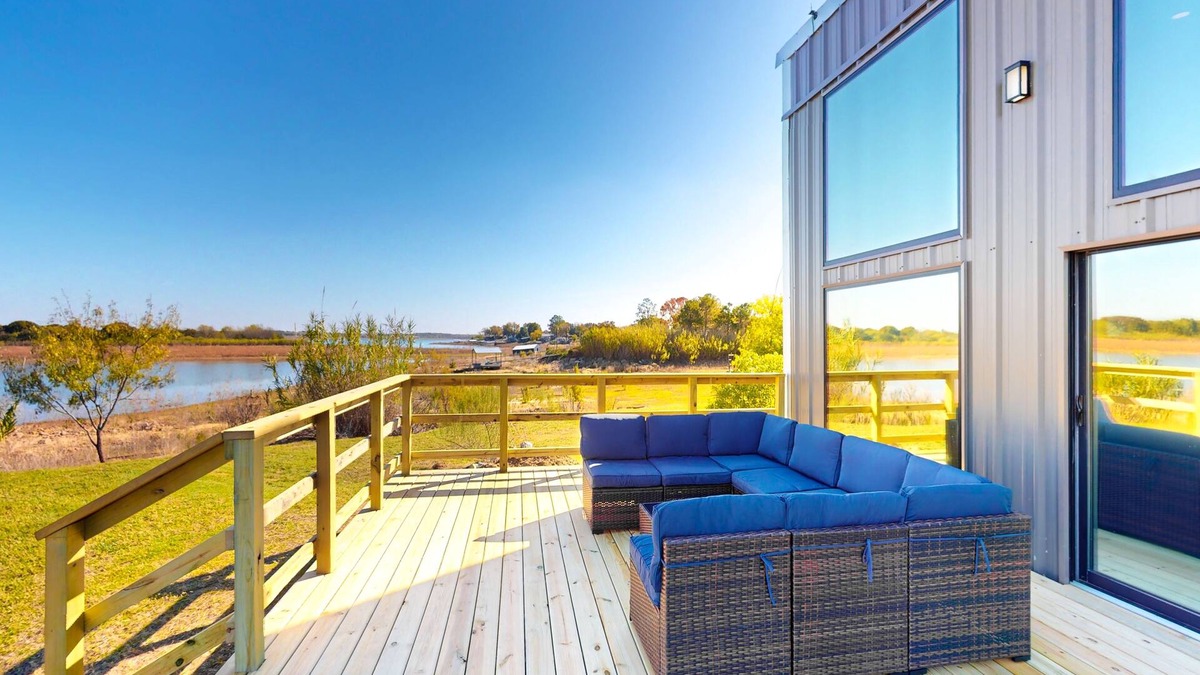 Breckenridge House | Spacious house with private patio with water views & full kitchen