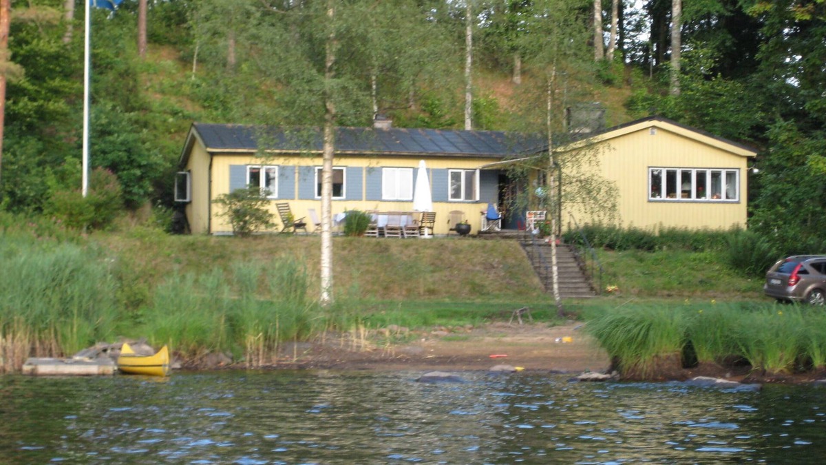 Almhult Municipality House | Spacious house with beautiful views of Lake Möckeln and individual location. Beachfront property.