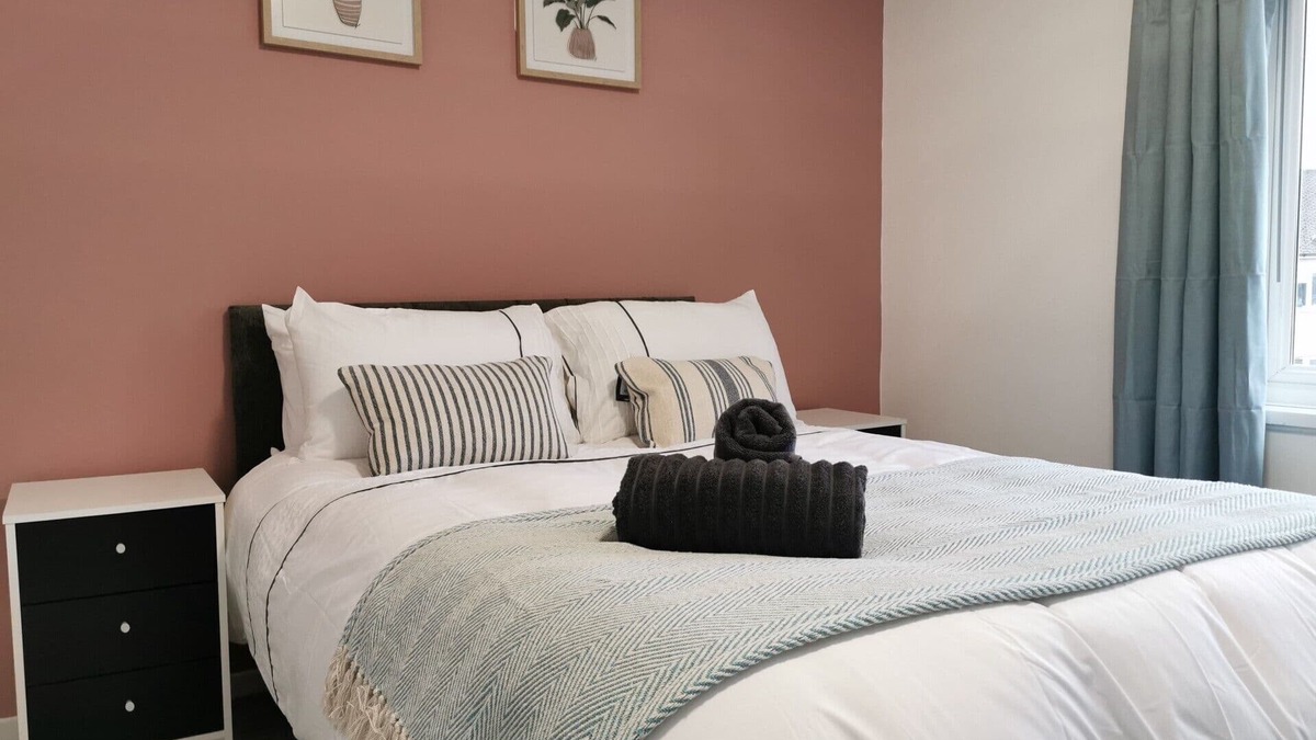 Havant House | Spacious House with Free Parking and Fully Equipped Kitchen