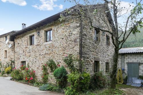 Yerbo House | Spacious House with Jacuzzi, Mountain View near Tineo