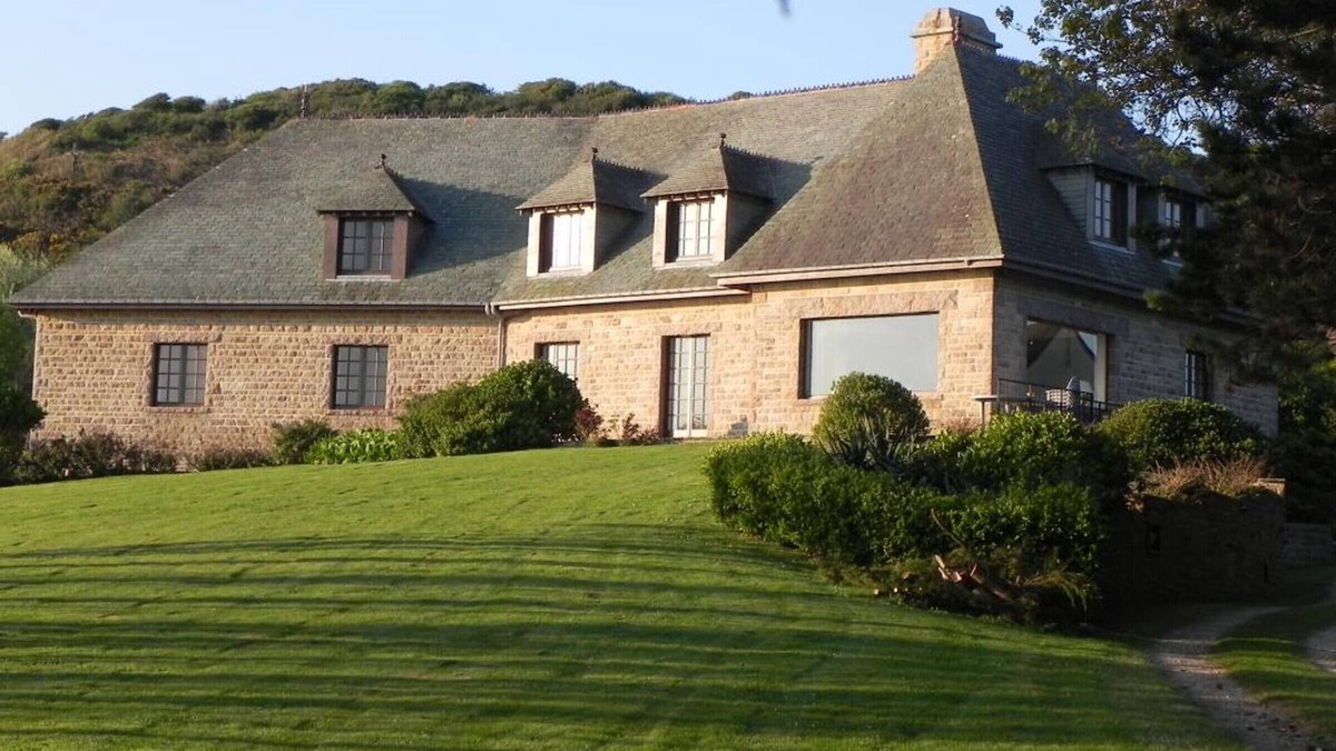 Omonville-la-Rogue Cottage | Spacious house with sea view, fireplace and garden
