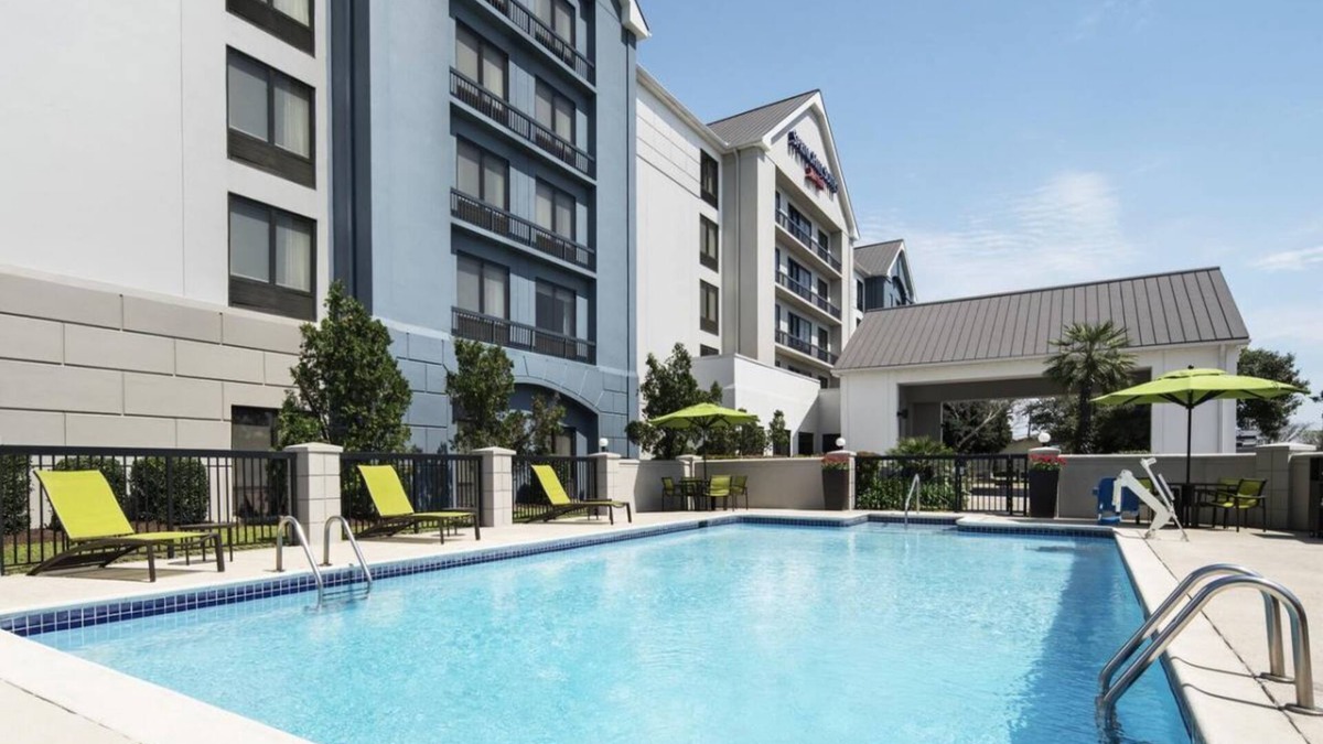 Southeast Houston Hotel | Spacious Houston Suite w/Complimentary Breakfast, Pool Access & Shuttle Service