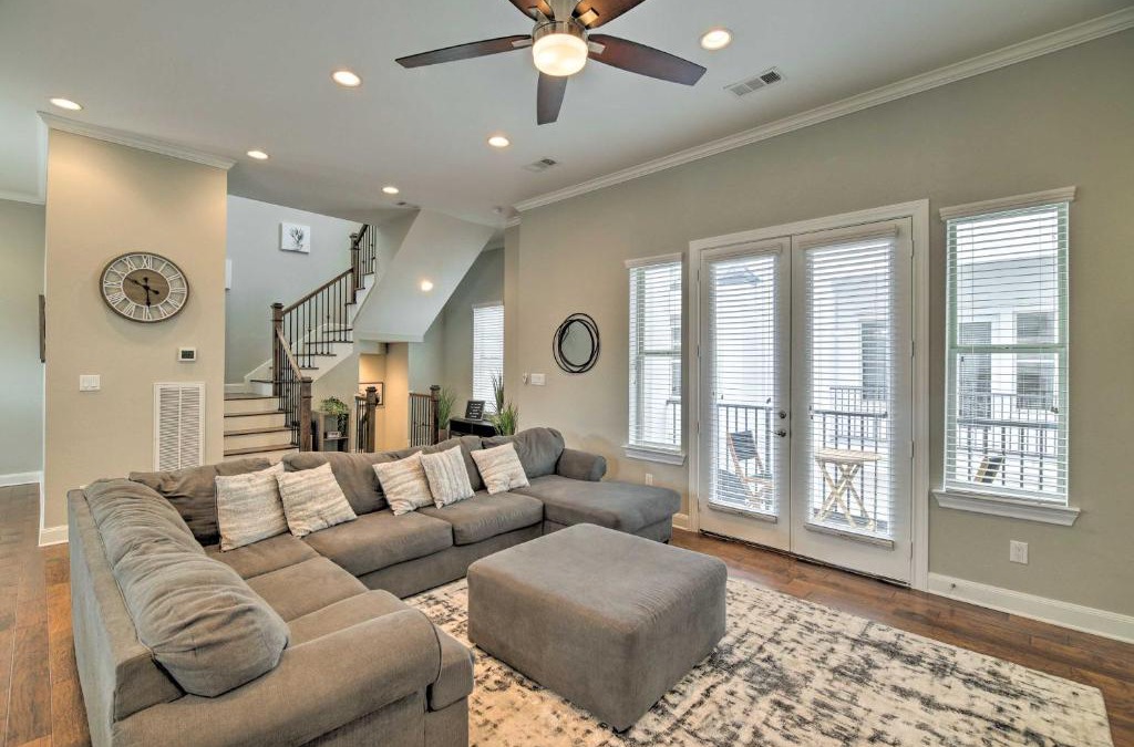 Shady Acres House | Spacious Houston Townhome about 5 Mi to Downtown!