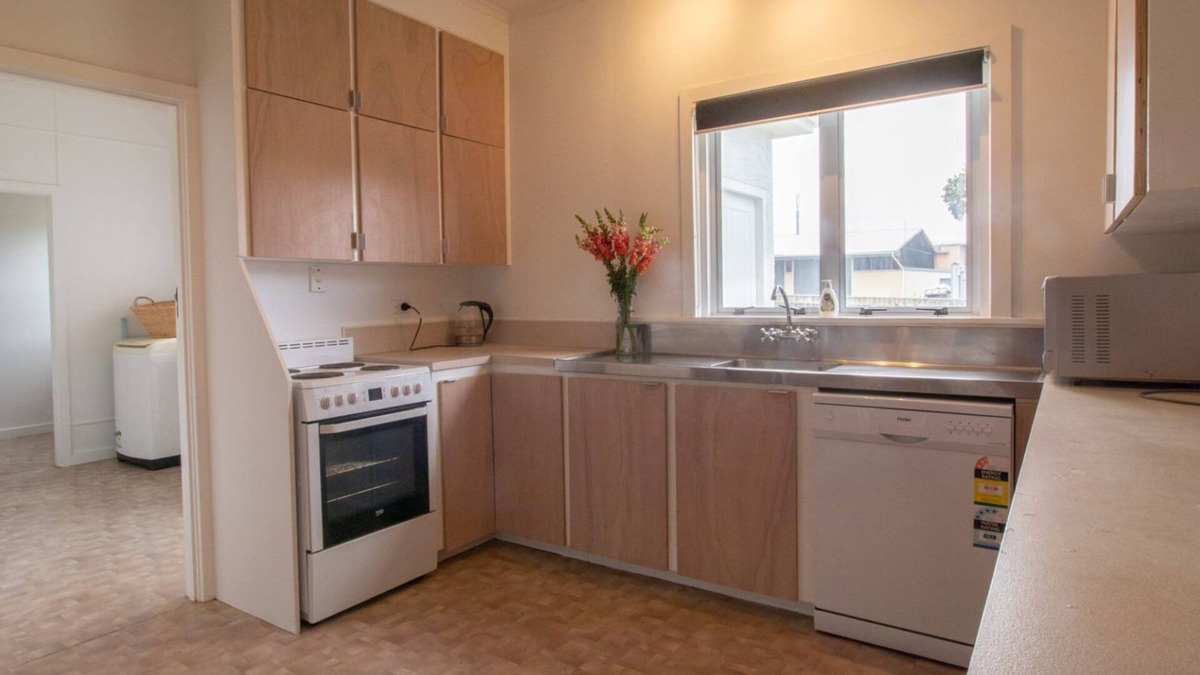 Rewa House | SPACIOUS IN STRANDON GREAT VALUE FOR A FAMILY