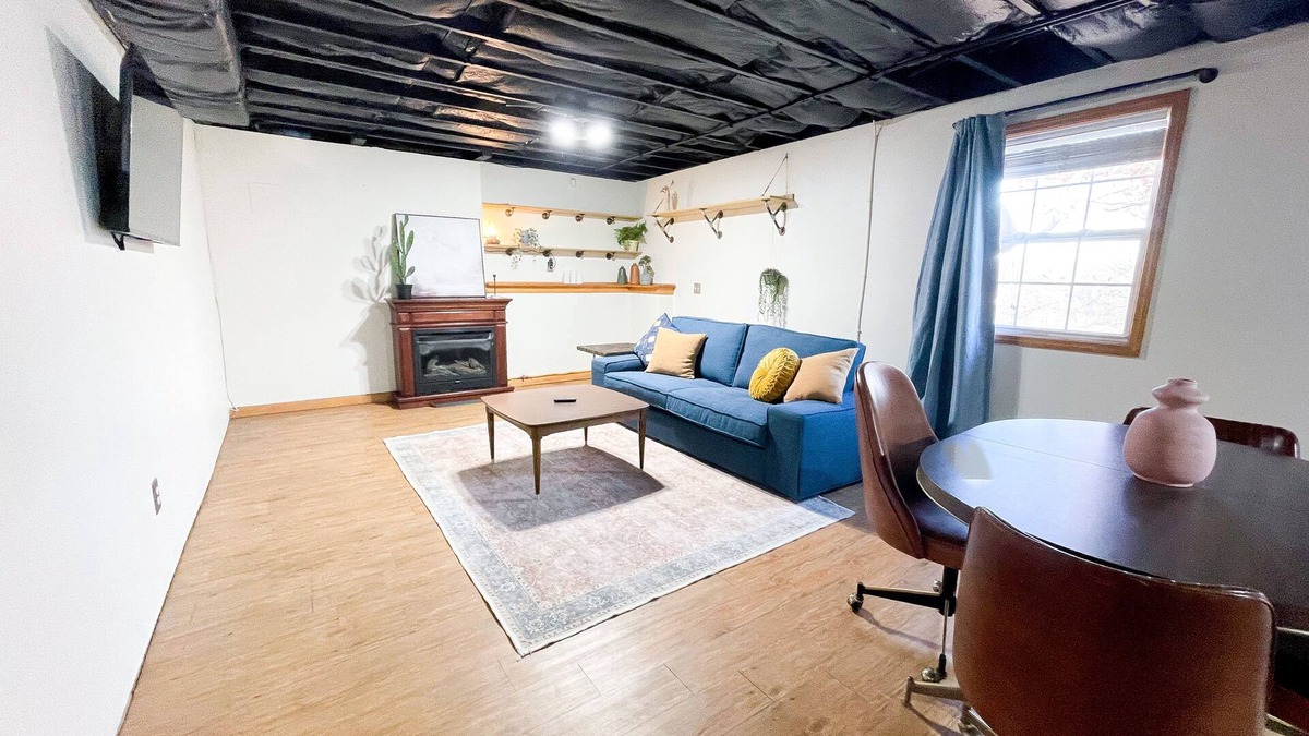 St. Robert House | Spacious industrial basement mins to post.