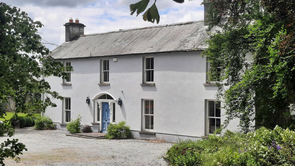 Shinrone House | Spacious Irish Country House and Gardens packed with country charm and mod cons.