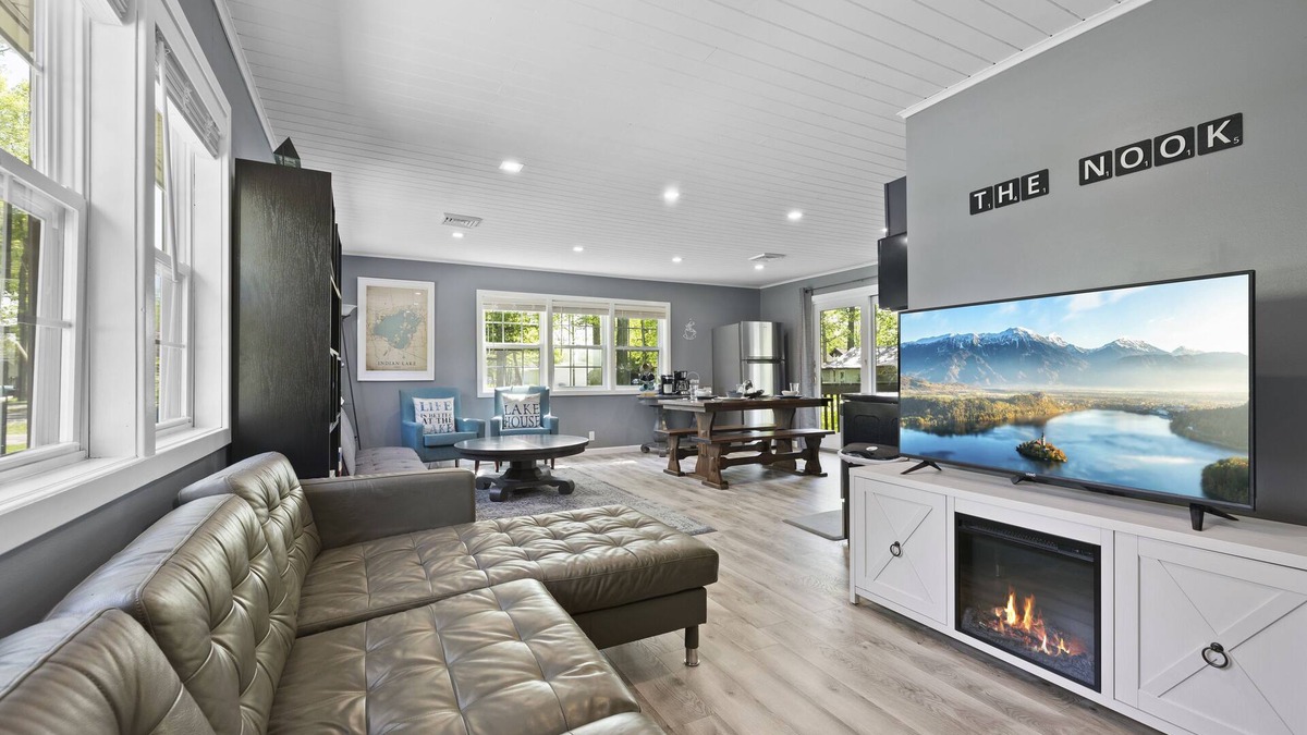Lakeview Cottage | ❤️ Spacious Island Cottage at Indian Lake ❤️
