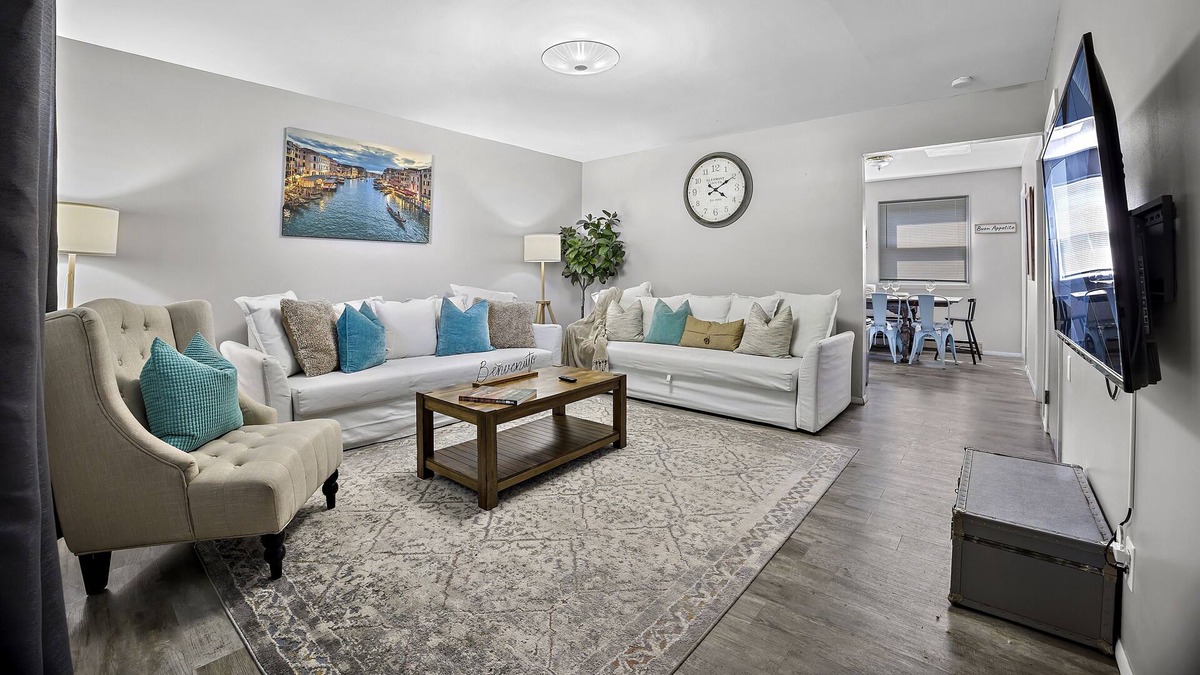 Montgomery Apartment | Spacious Italian Farmhouse Apartment Sleeps up to 16!