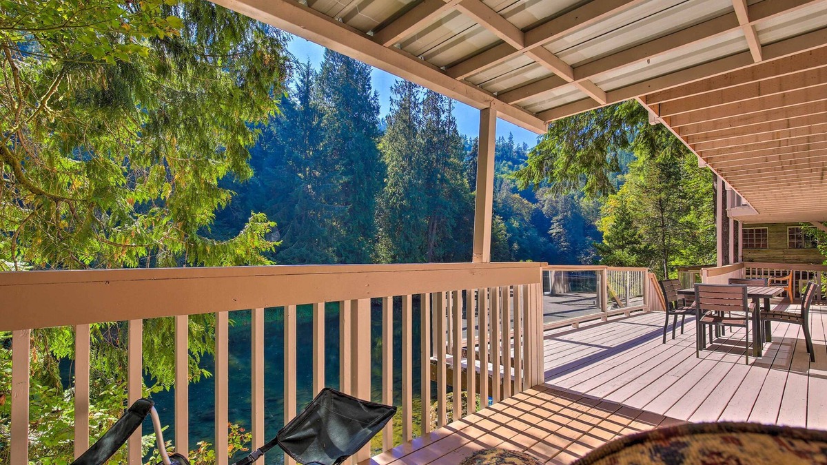 Kalama Apartment | Spacious Kalama Studio w/Riverfront Deck!