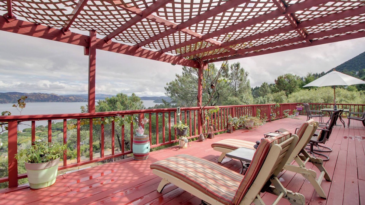 Kelseyville House | Spacious Kelseyville Home w/Large Lakefront Deck!
