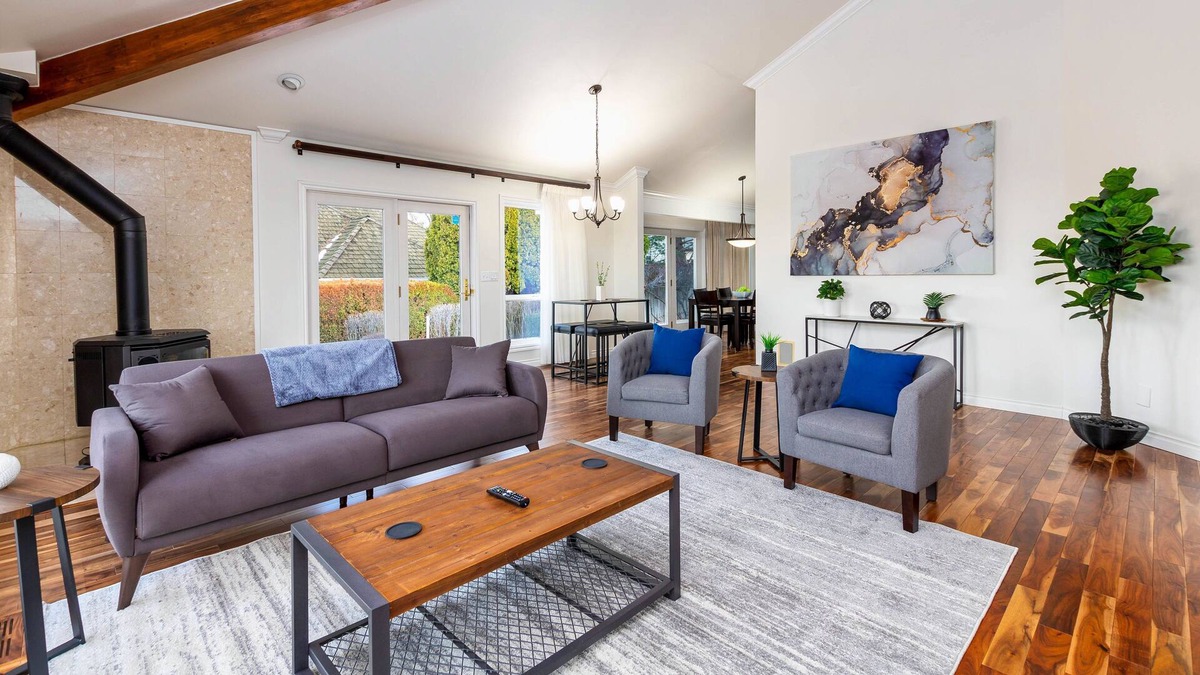 Tri-Cities House | Spacious King Bed Suite with a Hot Tub and View - Entire Home!