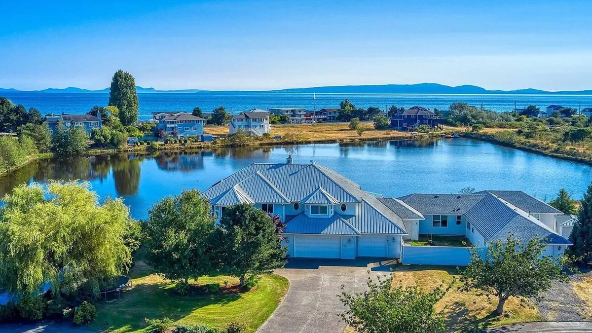 Point Roberts Villa | Spacious King Bedroom with Great Views: A Master Retreat”