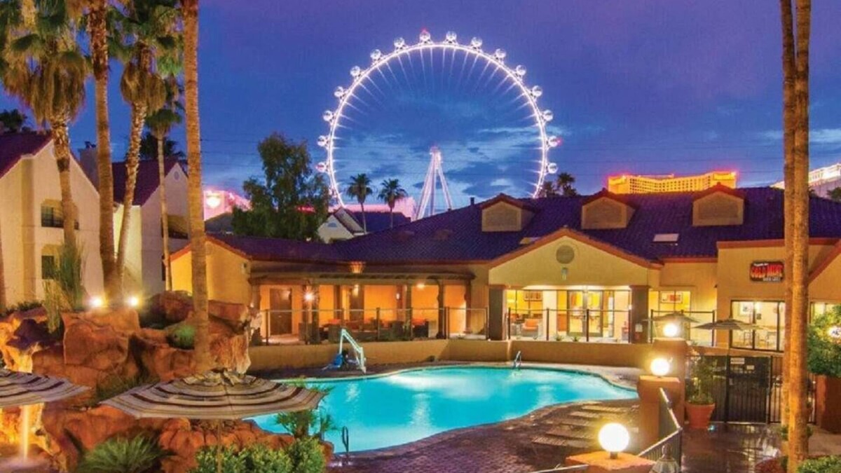 Las Vegas Apartment | SPACIOUS - kitchen + POOL+ FREE WIFI