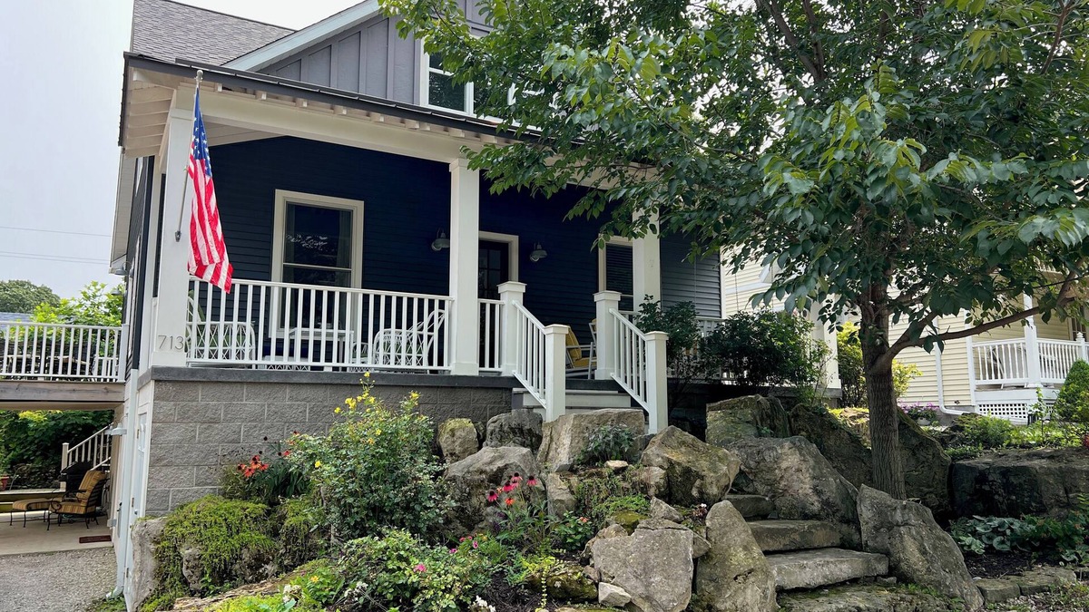 Lakeside House | Spacious Lakeside cottage - Sleeps 16 - steps to Pool, Fitness, & Pickleball