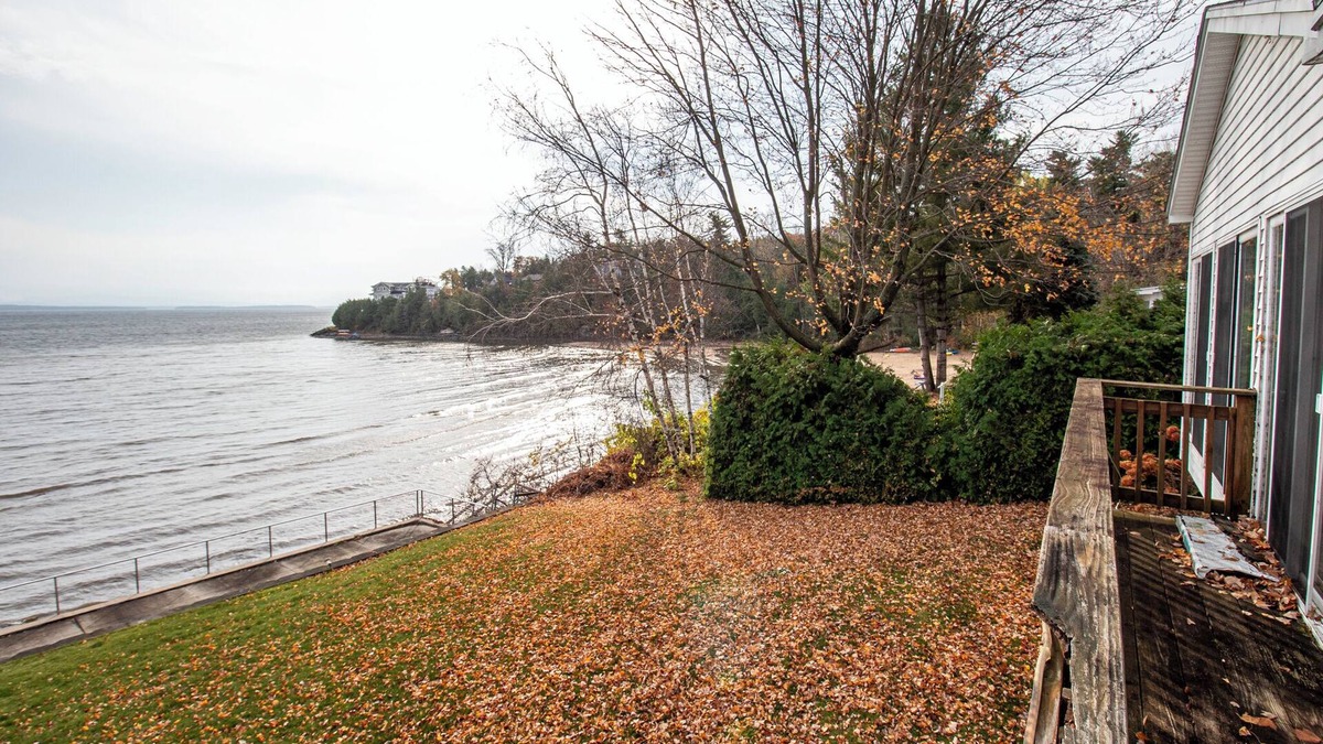 Plattsburgh House | Spacious Lake Front 6-bedroom house on Historic Lake Champlain
