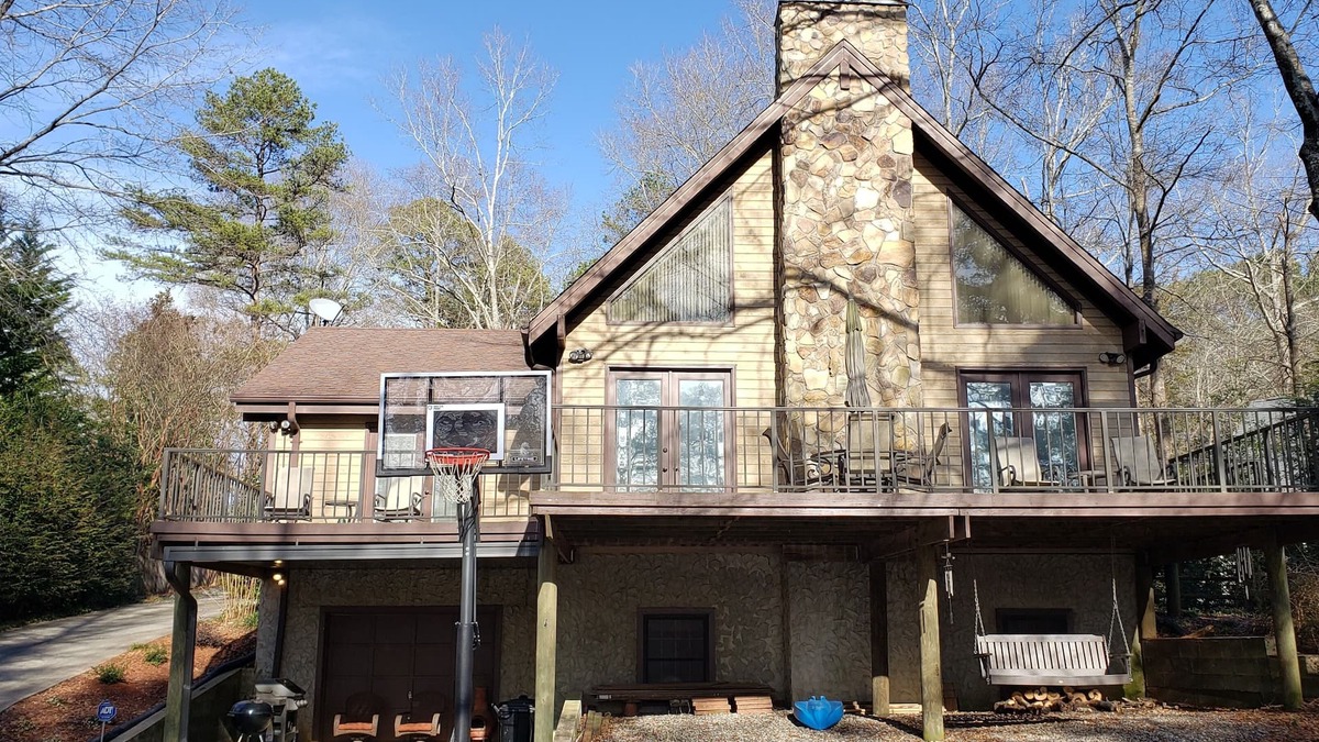 Seneca House | 😎 Spacious Lake Hartwell home with cozy cabin appeal, 15 mins to Clemson🐯 WiFi