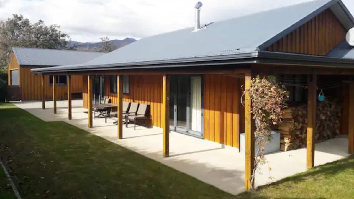 Lake Hawea House | Spacious Lake Hawea Home- 15 Mins from Wanaka