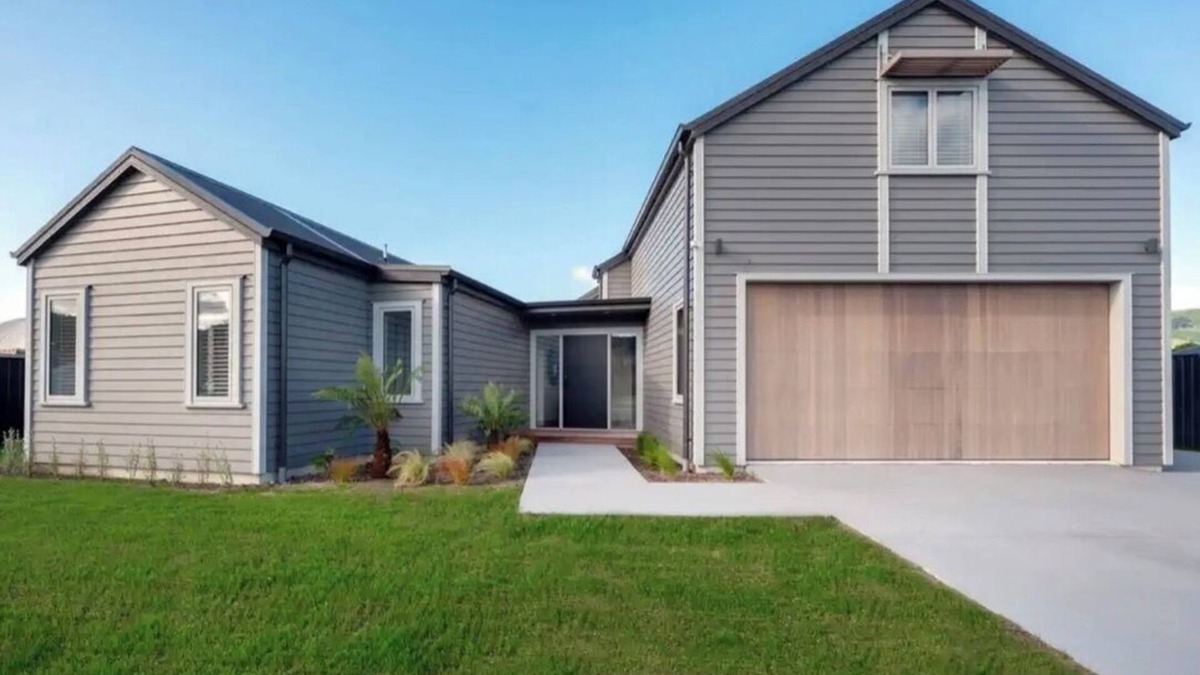 Kinloch House | Spacious Lake House, close to Lake, golf courses, cycling and walking tracks