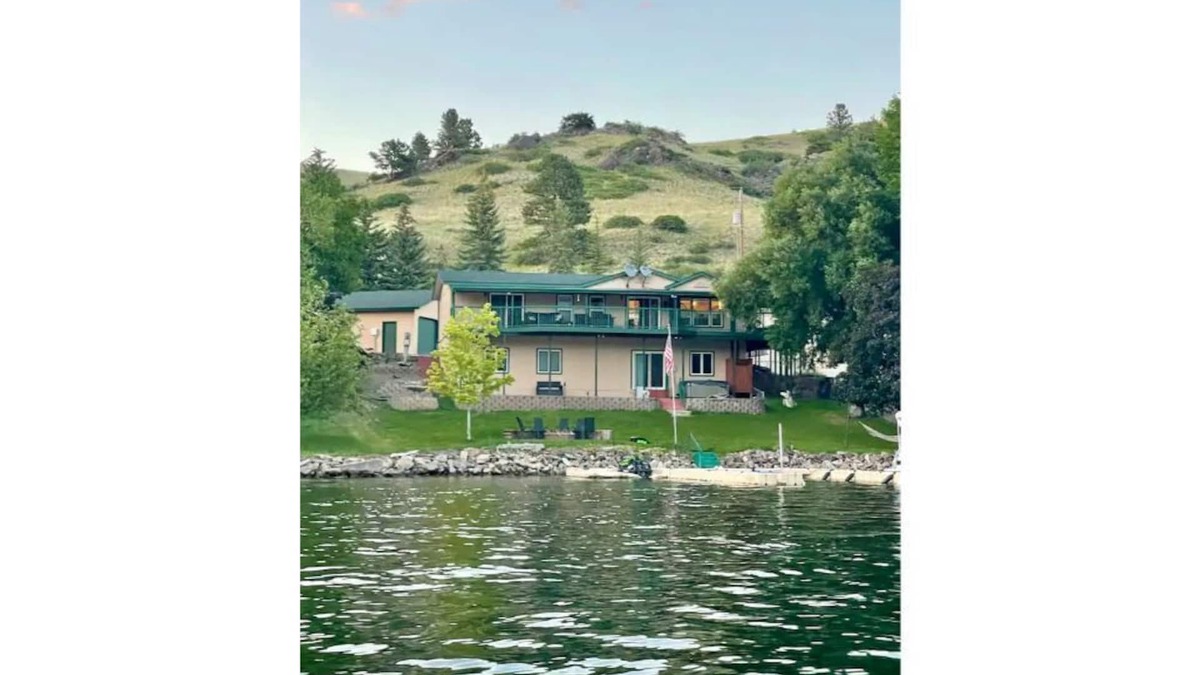 Wolf Creek House | Spacious Lake House in the heart of Holter Lake MT