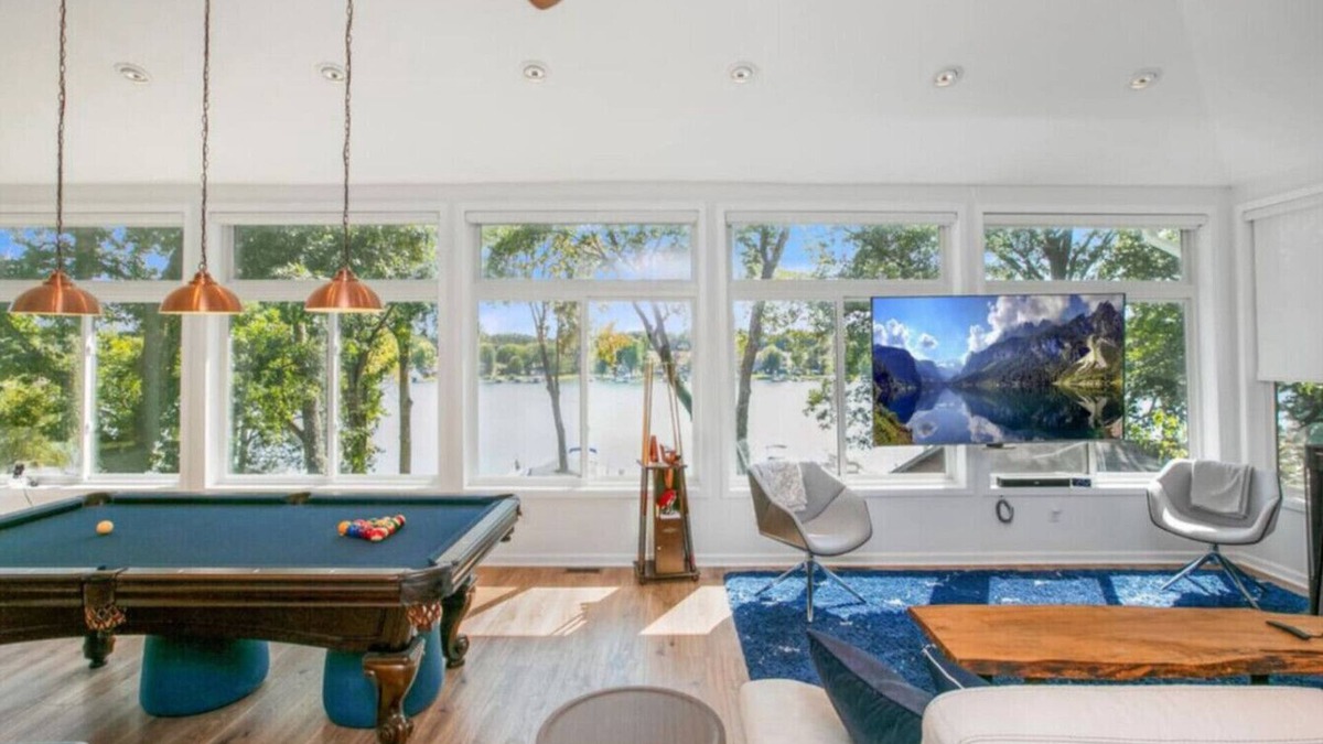 Vandalia House | Spacious Lake Stay Hot Tub 11 Bed Pool Table