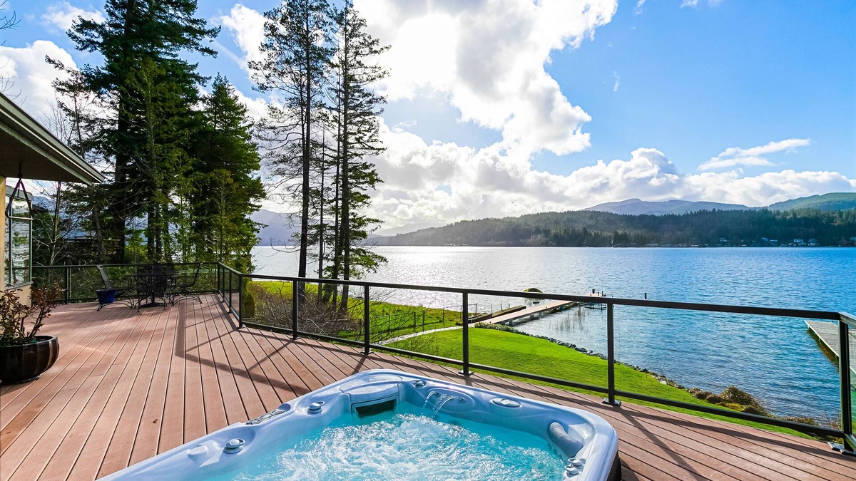 Bellingham House | Spacious Lake Whatcom Waterfront Home - Luxury from Sunrise to Sunset!
