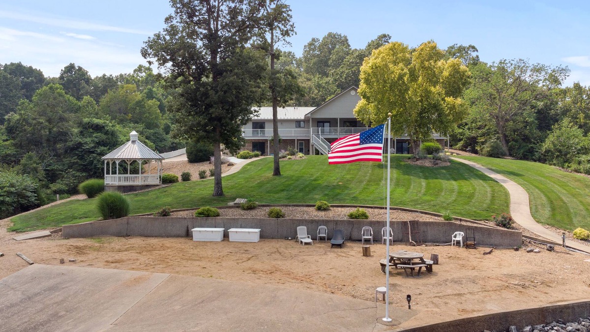 Climax Springs House | Spacious Lakefront Retreat 6BR, 7BA Private Dock Perfect for Family Reunions