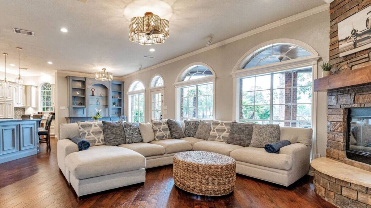 Atascocita House | Spacious Lakefront 7BR Retreat w/Pool, Hot Tub, Dock & Views!