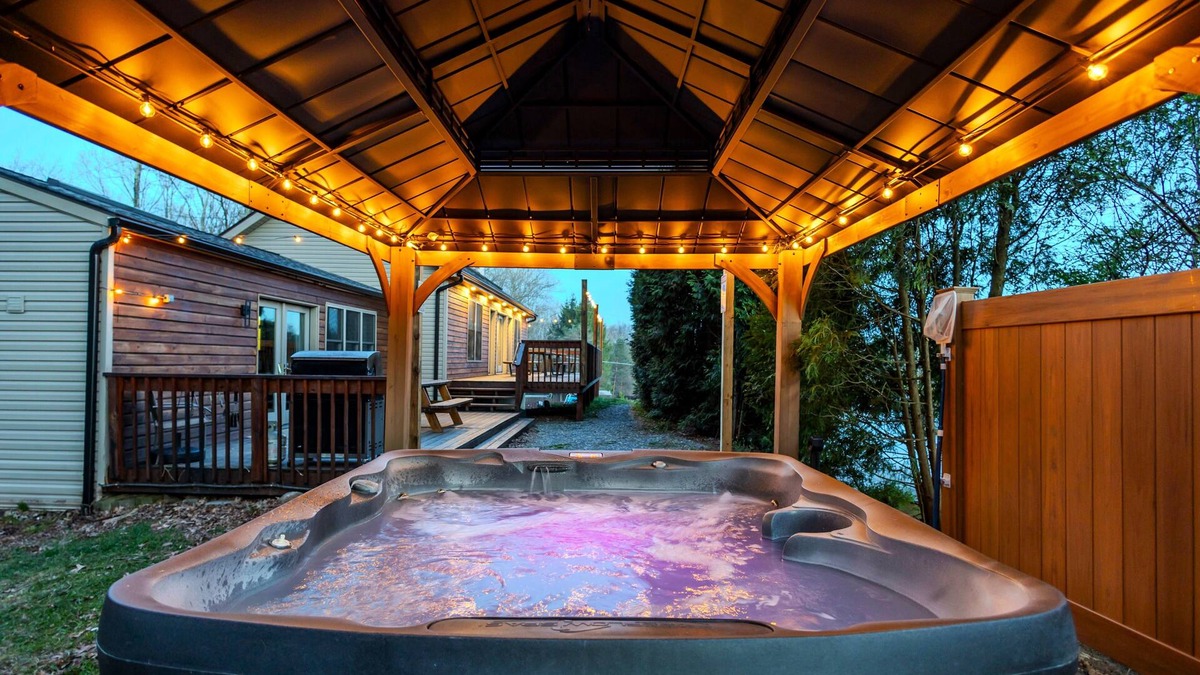Jonas House | Spacious Lakefront house with Private pool and Hot Tub