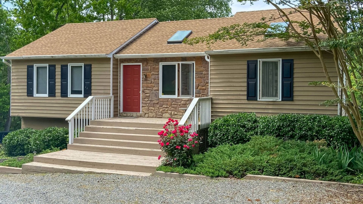 Mineral House | Spacious lakefront house w/ping pong table, fire pit, deck, patio & grill