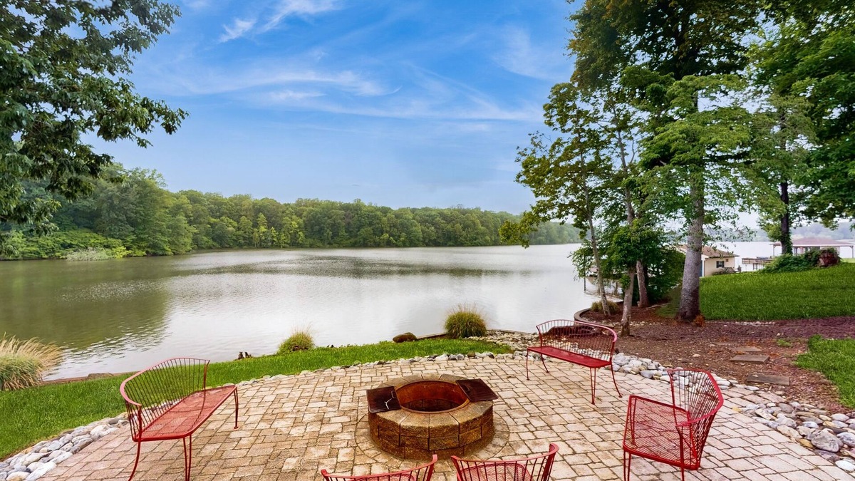Livingston House | Spacious lakefront house w/patio, balcony, grill & foosball