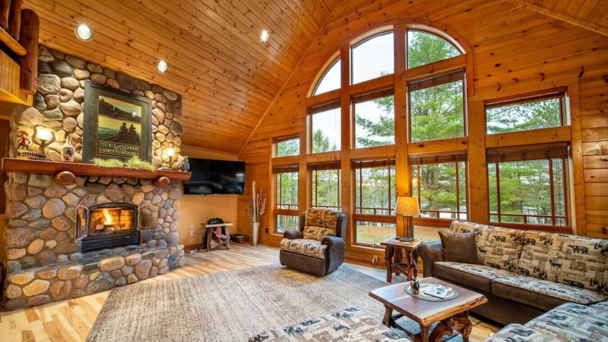 Tomahawk House | Spacious Lakefront Lodge, Kayaks/Canoes Included! Pet Friendly!