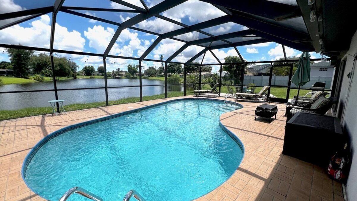 North Fort Myers House | Spacious lakefront pool home in North Fort Myers - Horizon Oasis