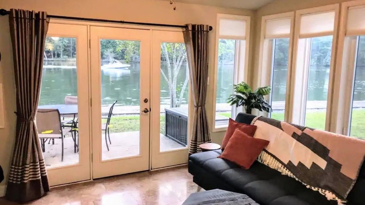 Mid America Condo | Spacious Lakeside Country Getaway