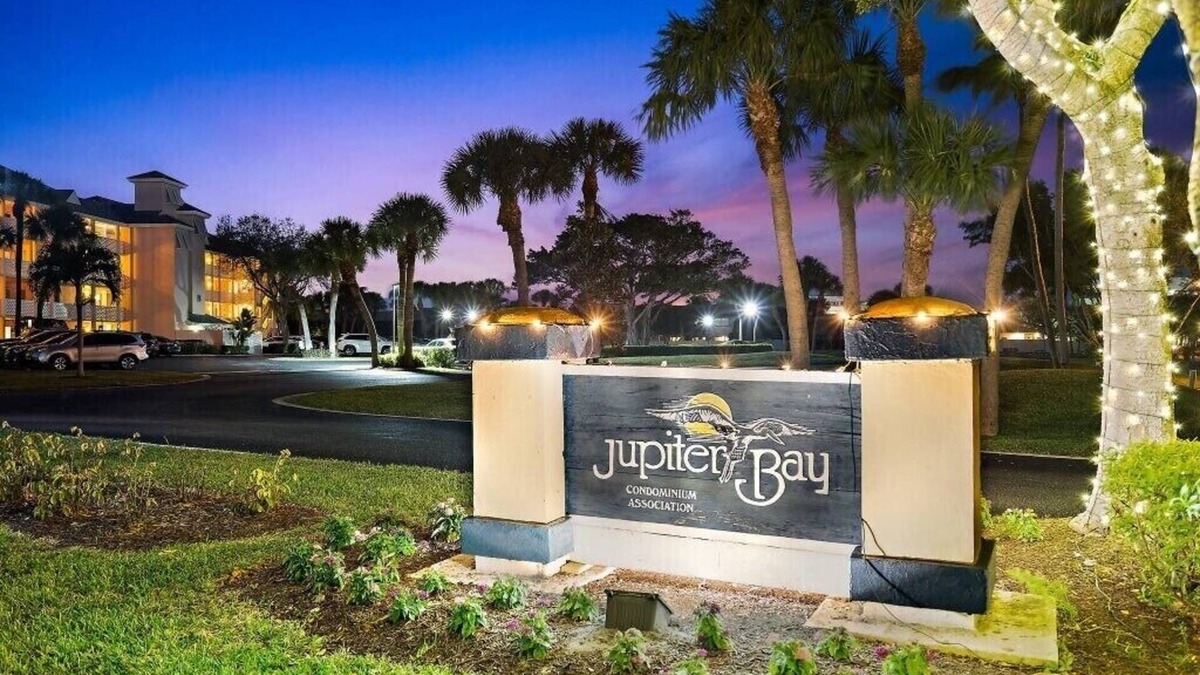 Jupiter Bay Condo | Spacious Lakeside Duplex in Beautiful Jupiter Bay Resort Minutes from Beach!