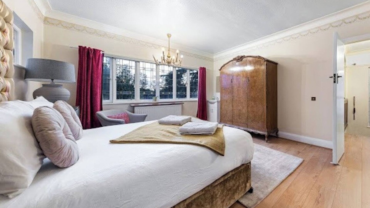 Cranbrook House | Spacious large house with private parking, perfect for families or groups.